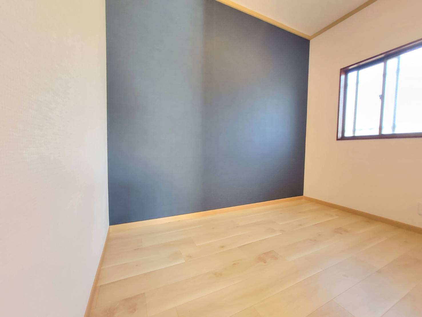 真岡市大谷台町 中古住宅の収納|〇2F・納戸〇
季節家電や布団、日用品のストックまでまとめて収納でき、生活空間がすっきり♪
ワークスペースとしても多目的に活用できます！
※2025年12月撮影