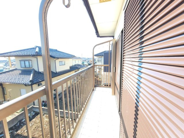 真岡市大谷台町 中古住宅のバルコニー|2階3部屋からアクセス可能なバルコニー。
他人の部屋を通らず、自分の部屋からバルコニーに出られるって重要ですよね！
気分転換も空気の入替も自由にできます☆
※2025年12月撮影