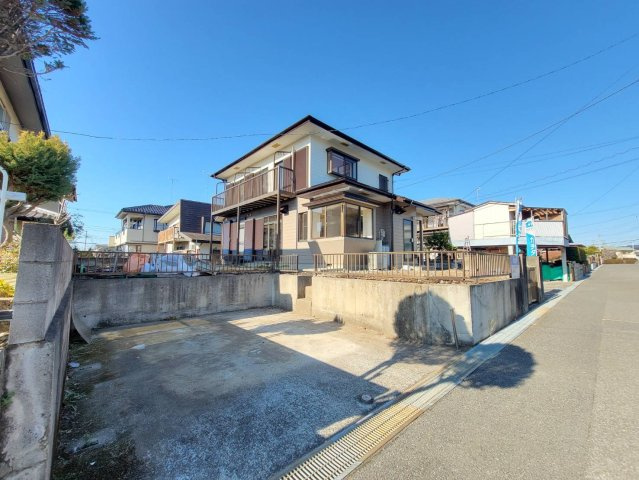 真岡市大谷台町 中古住宅の前面道路含む現地写真|東5.2m×北4.0mの公道に面した角地で、風通しも採光も良好。周囲の圧迫感が少なく、のびのびとした暮らしを実現。お子さまものびのび遊べる住環境です♪
※2025年12月撮影