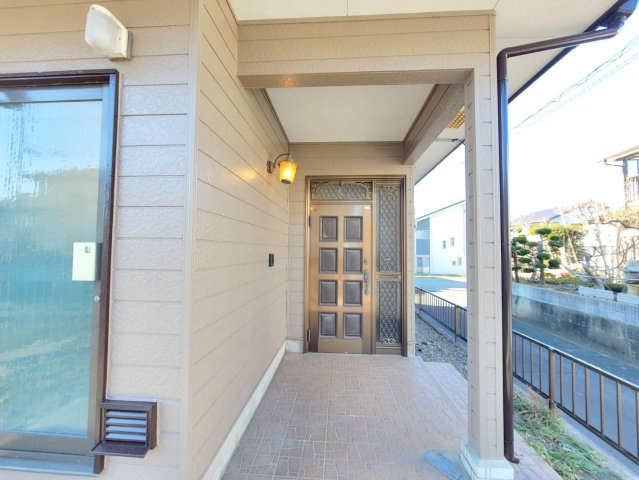 真岡市大谷台町 中古住宅の玄関|奥行きのあるアプローチがある事で雨に日でもぬれずに傘の準備が出来ます。また、人目を気にせず扉を開け閉めできますので、毎日のお出かけもストレスフリーです！
※2025年12月撮影