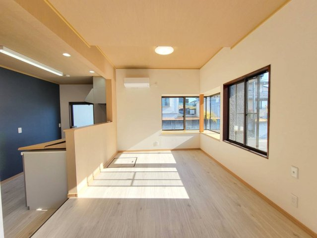 真岡市大谷台町 中古住宅の居間・リビング|〇1F・18.25帖リビング〇
家族がゆったり過ごせる開放的な空間。南向きの明るさが心地よく、自然と家族が集まる“団らんの中心”になるリビングです♪
※2025年12月撮影