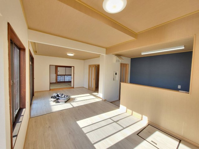 真岡市大谷台町 中古住宅の居間・リビング|〇1F・18.25帖リビング〇
対面式キッチンにリビング続き間にできる和室付き♪再生住宅ながら今人気のある間取構成になっています！
※2025年12月撮影