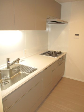 【キッチン】 | ファミール大谷地 | ●Ｉ型Ｗ2400の人造大理石天板システムキッチン
●同時調理が可能な3口コンロ
●食器洗浄乾燥機付