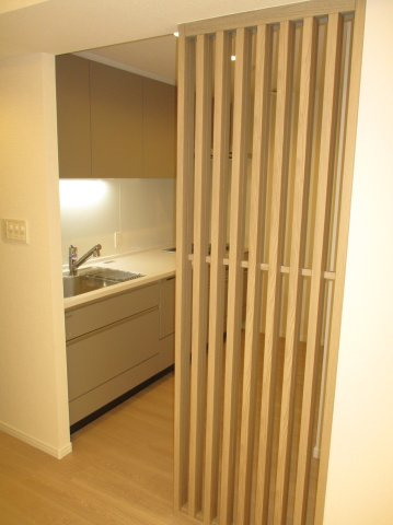 【キッチン】 | ファミール大谷地 | ●Ｉ型Ｗ2400の人造大理石天板システムキッチン
●同時調理が可能な3口コンロ
●食器洗浄乾燥機付