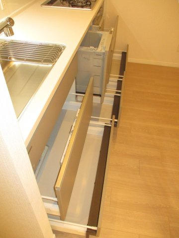 【キッチン】 | ファミール大谷地 | ●Ｉ型Ｗ2400の人造大理石天板システムキッチン
●同時調理が可能な3口コンロ
●食器洗浄乾燥機付