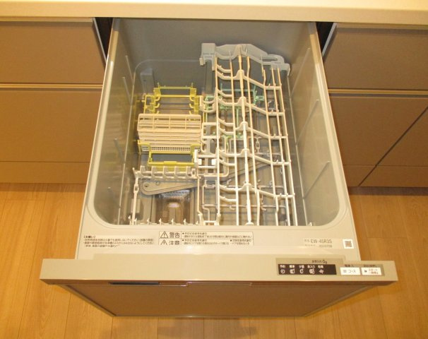 【キッチン】 | ファミール大谷地 | ●Ｉ型Ｗ2400の人造大理石天板システムキッチン
●同時調理が可能な3口コンロ
●食器洗浄乾燥機付