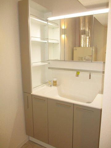 【独立洗面台】 | ファミール大谷地 | ●W900の三面鏡収納付シャンプードレッサー