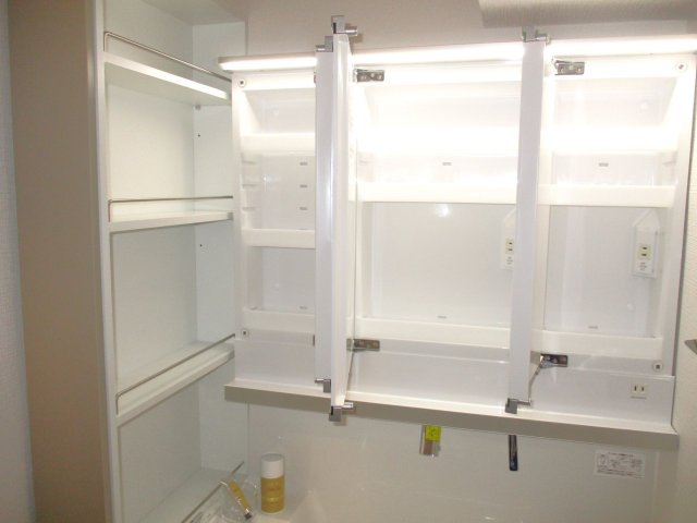 【独立洗面台】 | ファミール大谷地 | ●W900の三面鏡収納付シャンプードレッサー