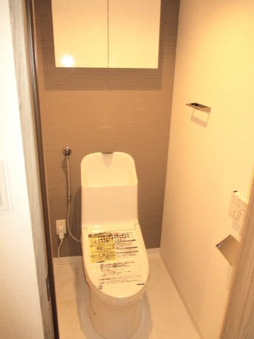 【トイレ】 | ファミール大谷地 | ●TOTOウォシュレット付トイレ(吊戸棚新設)