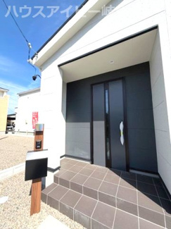 【玄関】 | 羽島市正木町新井！平屋の新築戸建登場です♪敷地広々84坪！トイレ2ヶ所！広めのWICあります♪ | 羽島市正木町新井！平屋の新築戸建登場です♪敷地広々84坪！トイレ2ヶ所！広めのWICあります♪