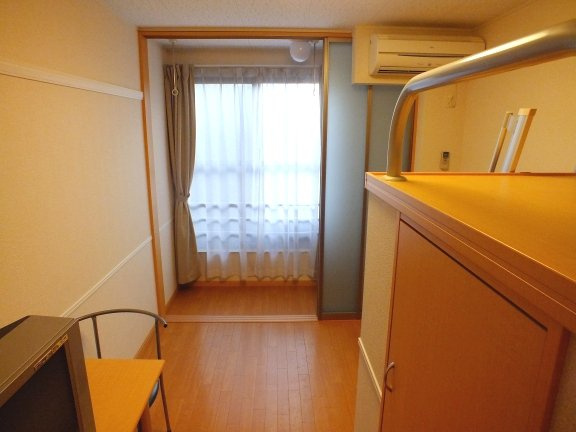 レオパレスＳＡＫＵＲＡⅡの居間・リビング|ベランダ側