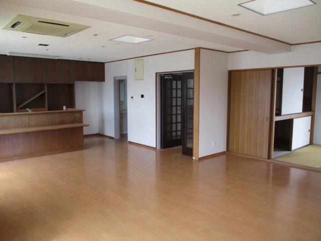 山口市矢原の店付住宅の居間・リビング|2階