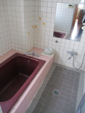 山口市矢原の店付住宅の浴室