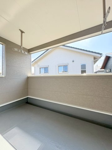 鶴ヶ島市中新田　新築分譲　東武越生線『一本松駅』徒歩2分　【新町小学区】のバルコニー