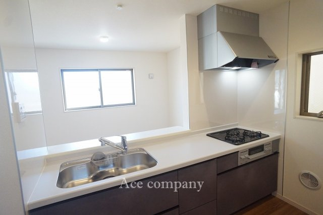 【内観：施工例】 | 平野区平野市町3丁目　【5号棟/全7棟】 | 【同社による同仕様の施工例】※2・3号棟はこちらのタイプ。壁付けのインナーキッチン♪浄水器付きのシステムキッチン☆※食洗機等はオプションで追加可能です♪
