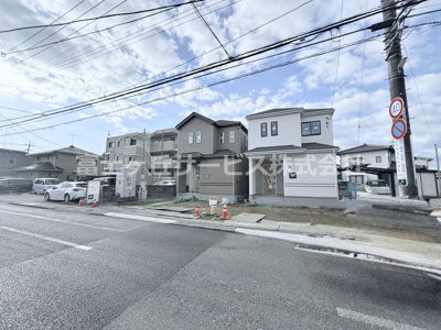 【外観】 | 田方郡函南町肥田 新築一戸建て 1号棟 | 現在建築中の外観画像です。ご内覧は同じメーカーの完成物件へご案内いたしますので、いつでもご相談ください！