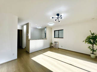 【居間・リビング】 | 杭全７丁目　新築一戸建