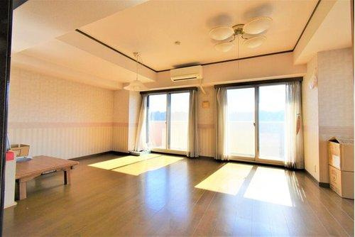 ダイアパレス片平大手門の居間・リビング|十分な眺望と日照を確保した南西角住戸