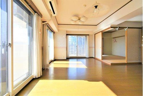 ダイアパレス片平大手門の居間・リビング|室内に入込む日差し（冬の日差し）