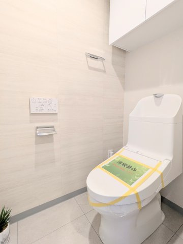 サングランデ桜橋のトイレ|～吊戸棚付きのトイレ写真～