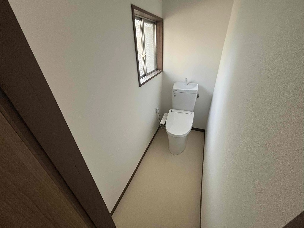 魚住町金ケ崎戸建のトイレ