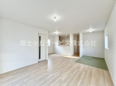 【居間・リビング】 | 沼津市中沢田 3期 新築一戸建て 3号棟 | リビングダイニングです