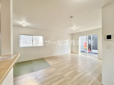 【居間・リビング】 | 沼津市中沢田 3期 新築一戸建て 3号棟 | ゆったり過ごせるリビングです