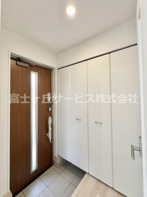 【玄関】 | 沼津市中沢田 3期 新築一戸建て 3号棟 | きれいな玄関です