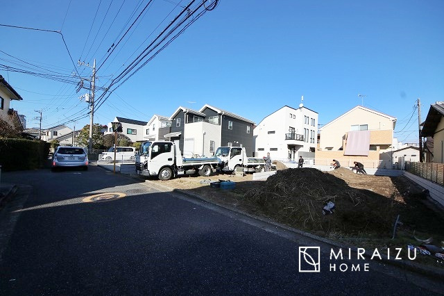 【前面道路含む現地写真】 | 陽の光をたっぷりと浴びながら気持ち良く生活が出来ます。夢のマイホーム、夢ではなく実現出来ます！見学・ご相談等、お気軽にご連絡下さい。