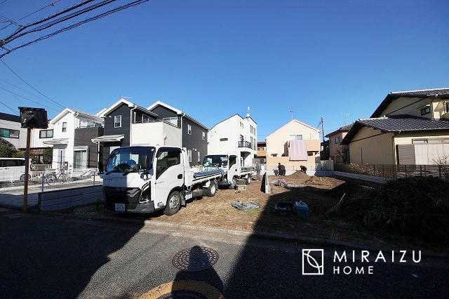 【前面道路含む現地写真】 | お車の運転に自信のない方でも安心かなと思います。とても解放感があり、日当たりも気持ちよさそうです。

