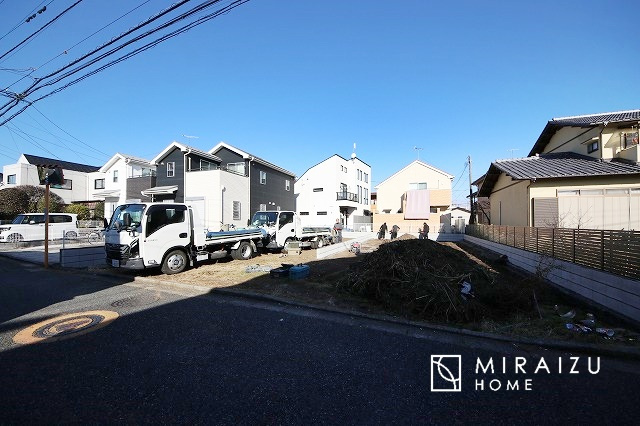 【前面道路含む現地写真】 | 通勤や家族の送迎など、毎日の生活にマイカーが欠かせない方にとって駐車場は大事な条件。敷地内にカースペースがあれば、お出かけやお買い物の際の搬入出も楽々です。

