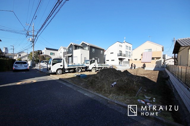 【前面道路含む現地写真】 | ＼静かな環境で落ち着いた暮らしをご希望のお客様／広さと価格のバランスの良いマイホーム！近隣施設にも恵まれ立地！詳細、ご見学希望・資料請求ミライズホームお気軽にお問合せ下さい♪
