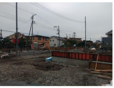 【外観】 | 沼津市中沢田 3期 新築一戸建て 5号棟 | 現在建築中の外観画像です。ご内覧は同じメーカーの完成物件へご案内いたしますので、いつでもご相談ください！