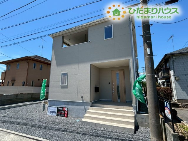 熊谷市久保島　第3　新築一戸建て　クレイドルガーデン　01の外観|洗練されたデザインのモダンな外観です！玄関前にはしっかりとしたアプローチがあり、落ち着いた色合いがスマートな印象を与えます！道路からの見通しも良く、防犯面でも安心感のある造りです！