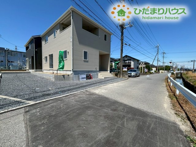 熊谷市久保島　第3　新築一戸建て　クレイドルガーデン　01の前面道路含む現地写真|前面道路は視界が開けていて開放的です！小さなお子様と手をつないで歩く際もストレスがなく、車の出し入れもスムーズに行えるため、毎日の送り迎えやお買い物がより快適になります！