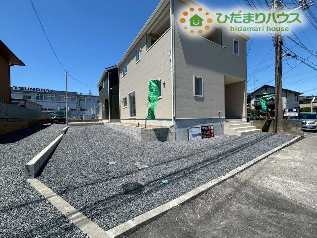 熊谷市久保島　第3　新築一戸建て　クレイドルガーデン　01の駐車場|お車は縦列で2台駐車できます！敷地が平坦で道路に面しているため、駐車が苦手な方でも焦らず安全に出し入れできます！急な来客時や自転車を置く場所としても大活躍します！