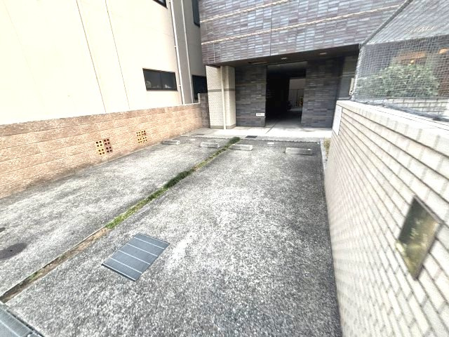 ライジングコート深江本町フラワーパークの駐車場