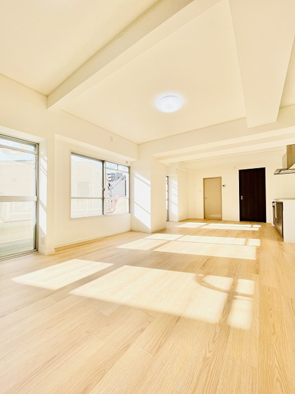 【居間・リビング】 | 赤坂エクセル | 対象のお部屋は2階ですが南向きなので、日当たり良好です◎建具なども新品交換済みのため、気持ちよく新生活がスタートできます♪