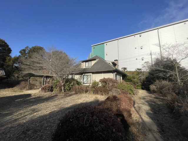 敷地面積131坪　売地　北本市朝日２丁目の前面道路含む現地写真|現地（2026年1月）撮影　前面道路：北東側約４ｍ公道。接道幅も広いです♪