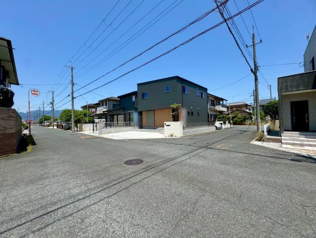 守山市水保町　新築戸建ての前面道路含む現地写真