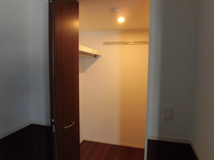 フロレゾン A棟の収納|ウォークインクローゼットなので収納豊富です★