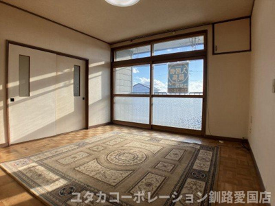 【居間・リビング】 | ◎収益物件◎まりもハイツ | 大きな窓から日差しが差し込みますね☆