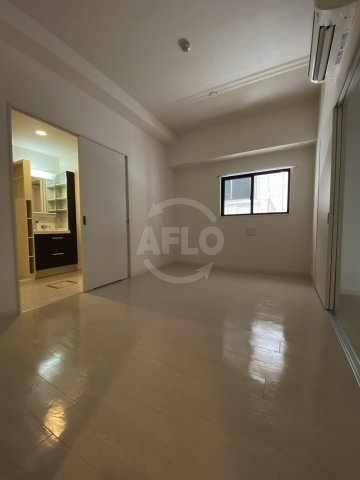 アモーレ本町ウエスト　明治小学校区の居間・リビング|AMORE HOMMACHI WEST（アモーレホンマチウエスト）　洋室