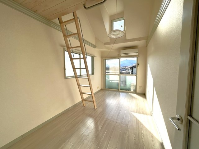 レオパレス古賀の居間・リビング