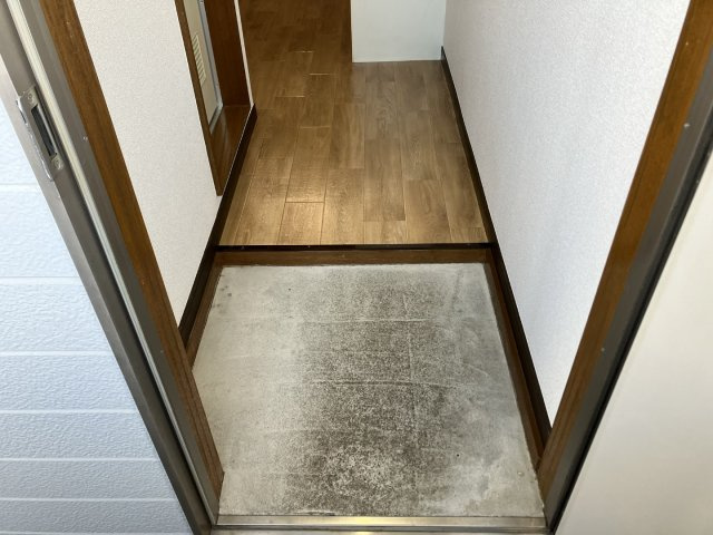 厚木市妻田西２丁目のアパートの玄関