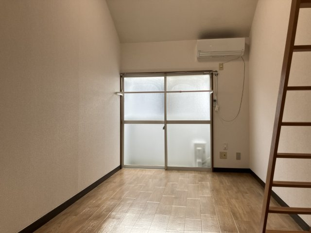 厚木市妻田西２丁目のアパートの居間・リビング
