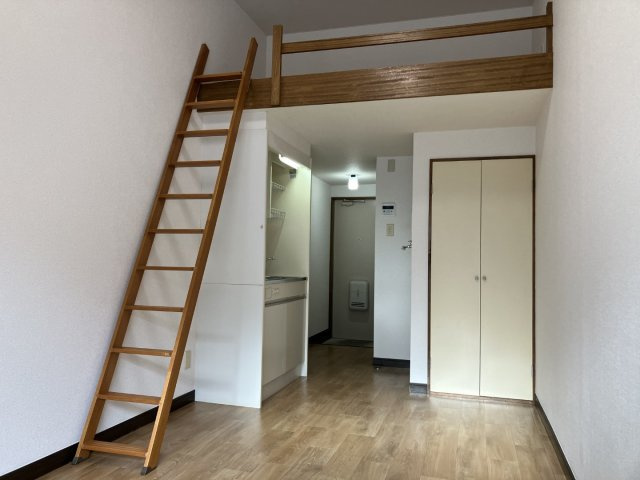 厚木市妻田西２丁目のアパートの洋室