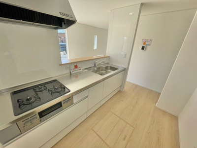 【キッチン】 | 【新築戸建て】秋田市外旭川第4 | ※同仕様写真です。
3口コンロ・床下収納・蛇口一体型浄水器付