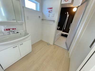 【独立洗面台】 | 【新築戸建て】秋田市外旭川第4 | ※同仕様写真です。
三面鏡付き洗面台