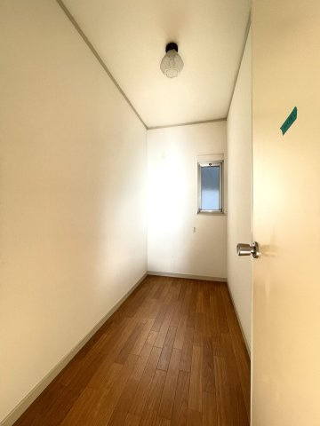 早川（粕壁）貸家の居間・リビング|ウォークインクローゼット